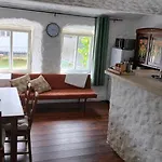 Prazdninova S Uzavrenym Dvorem A Zahradou *