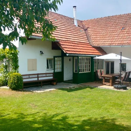 Prazdninova S Uzavrenym Dvorem A Zahradou * Bernartice (Pisek)