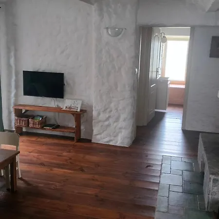 Prazdninova S Uzavrenym Dvorem A Zahradou Bernartice (Pisek)
