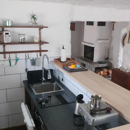 Prazdninova S Uzavrenym Dvorem A Zahradou Bernartice (Pisek)