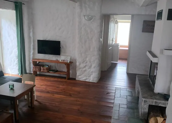 Prazdninova S Uzavrenym Dvorem A Zahradou Bernartice (Pisek)