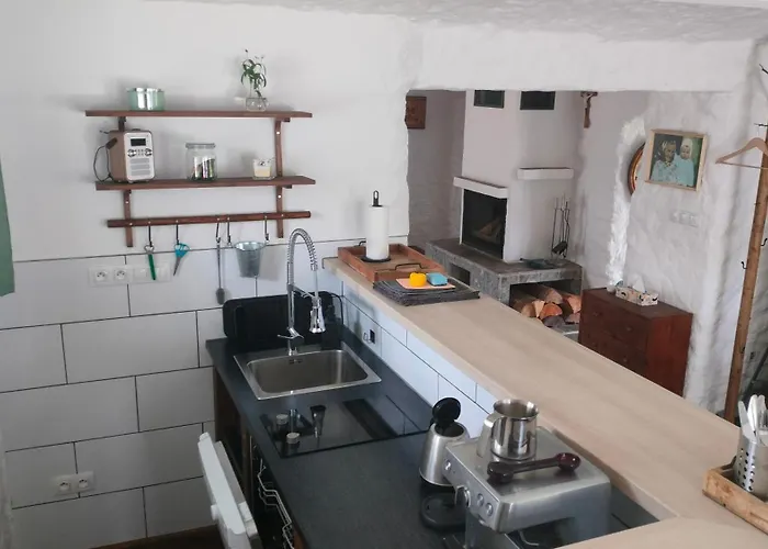 Prazdninova S Uzavrenym Dvorem A Zahradou Bernartice (Pisek)