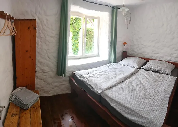 Prazdninova S Uzavrenym Dvorem A Zahradou * Bernartice (Pisek)